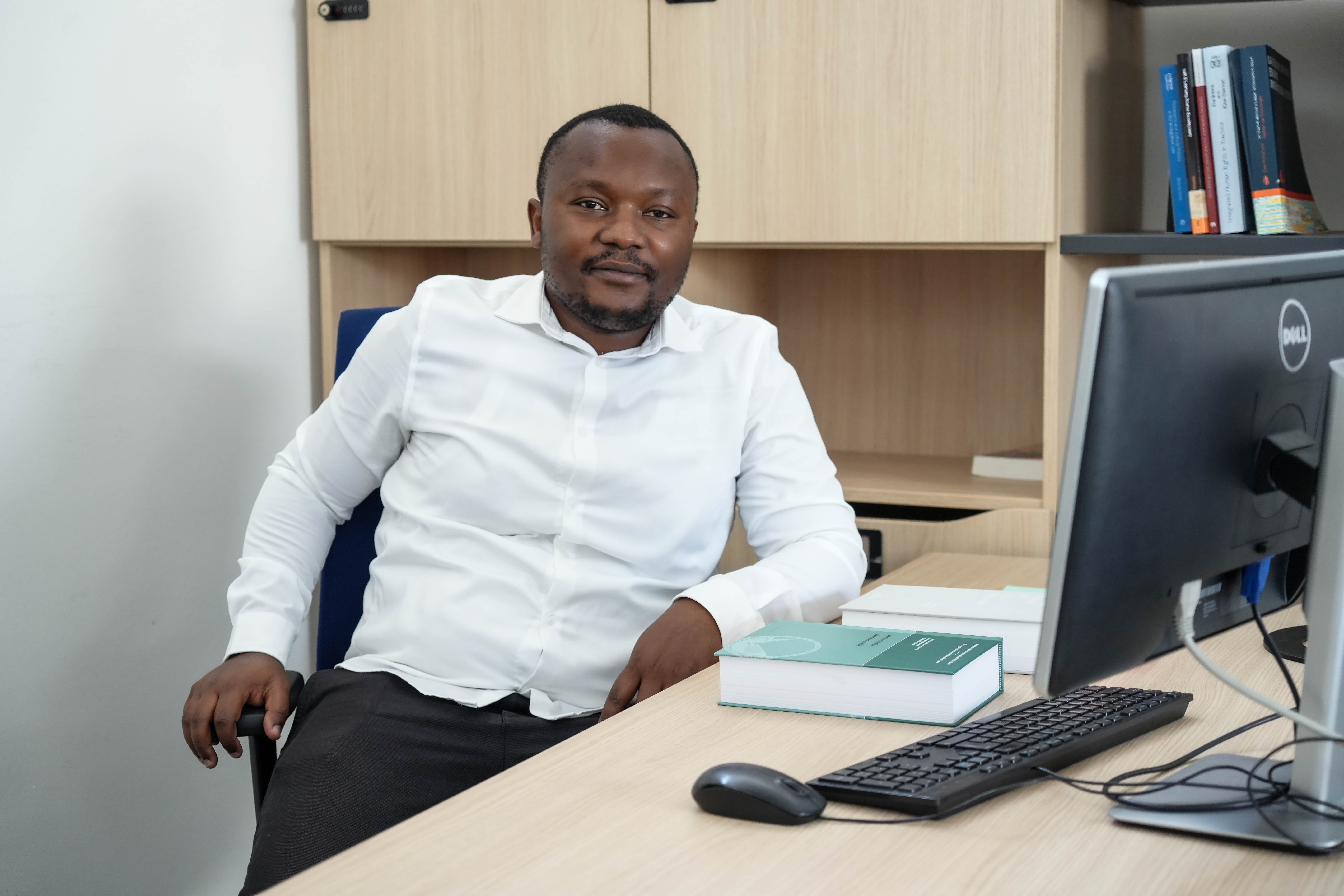 Guelor Paluku Matata assis à son bureau