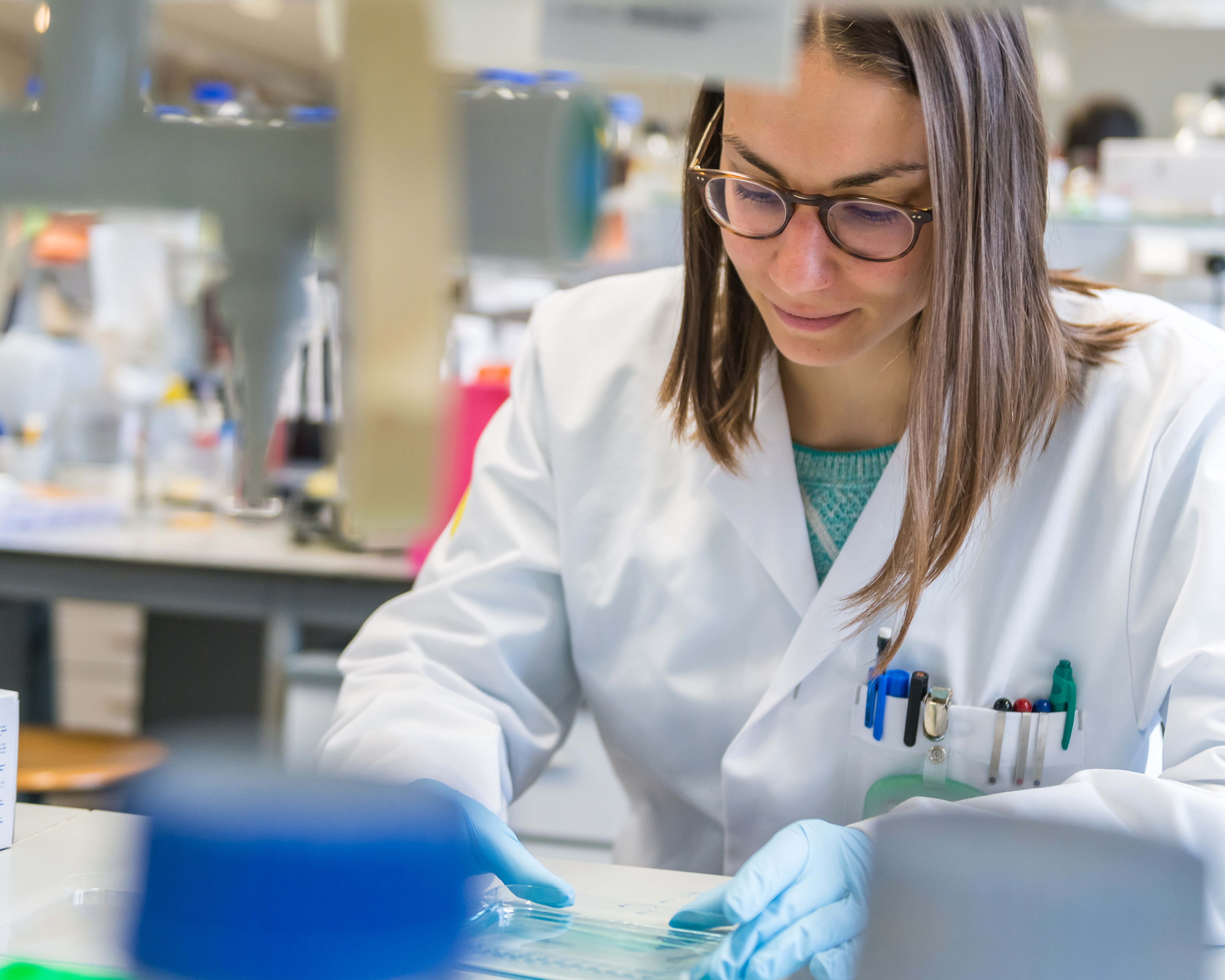 femmes dans un laboratoire de chimie